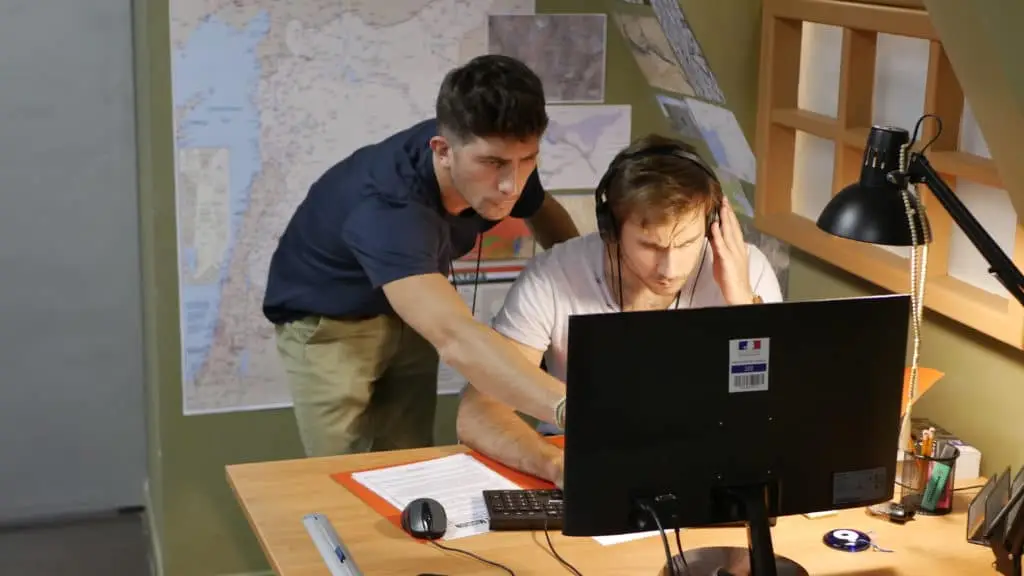 Deux agents sur ordinateur