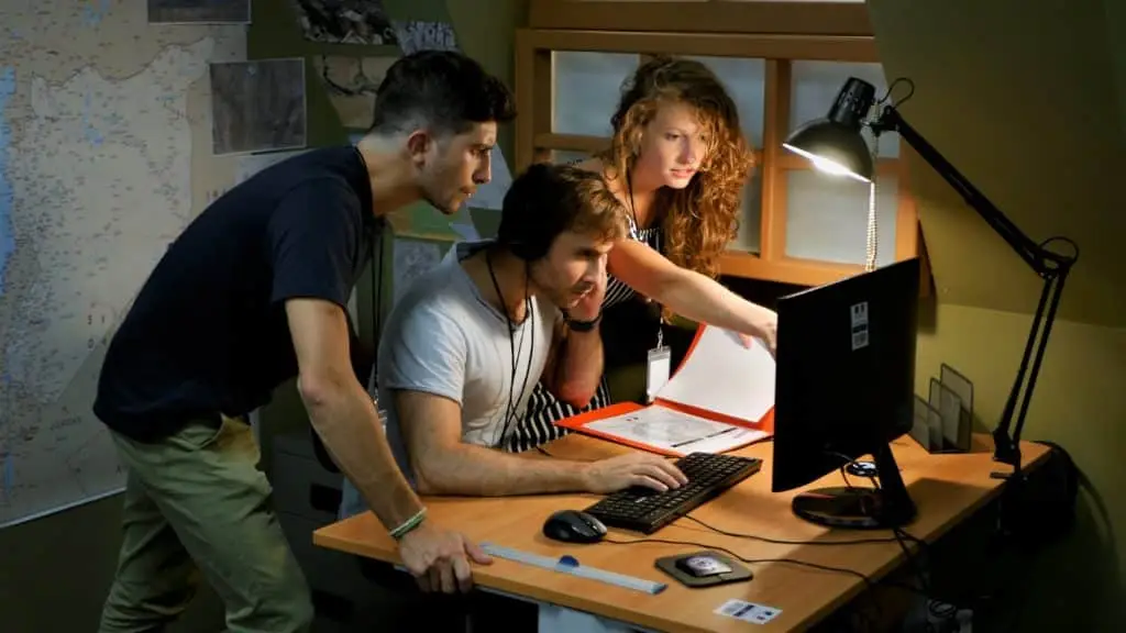 Trois agents devant une énigme au Bureau des Légendes